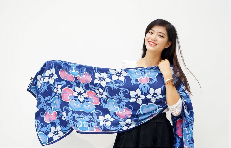 南宁职业技术学院-学生毕业设计作品-《朱槿花图案丝巾》